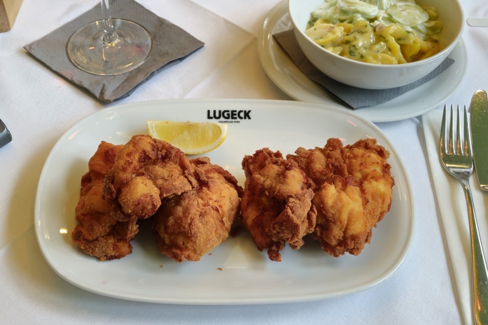 Lugeck - Backhendl mit Erdäpfel-Rahmgurkensalat - tadellos, die Panier sehr ... - Lugeck - Wien