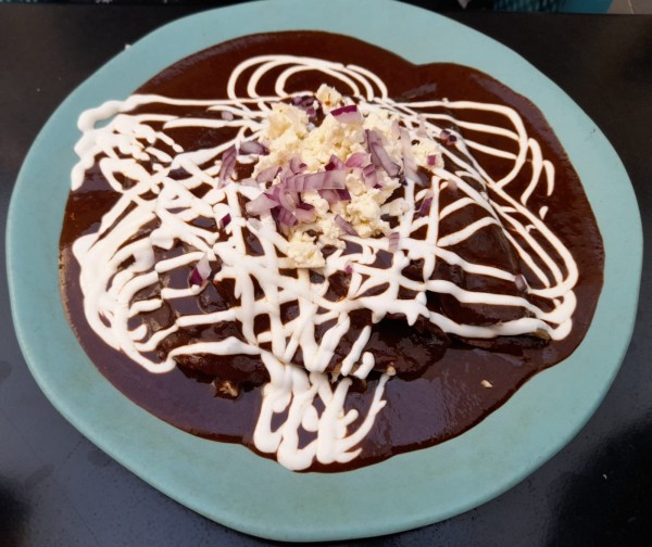 Enchiladas de Mole - Oaxaca ( Schokoladen-Chili- Sauce aus Kakao der Region ... - Die Cabreras - Salzburg