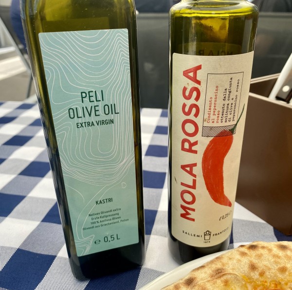 rechts: ein hervorragendes Chili-Öl - Pizza Preferita - Wien