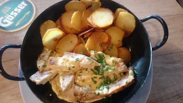 Schmankerlpfanne vom Schweinsfilet mit Erdäpfelchips und Sauce Hollandaise ... - Schmankerl Bräu - Wien