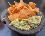 Guacamole mit Totopos im Lavasteinmörser ("HASS Bio Avocados aus Mexiko mit ... - Die Cabreras - Salzburg