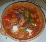 Gigantes-Riesenbohnen mit rotem Zwiebel, Schafkäse in Tomatensauce als Vorspeise - Mythos - Wien