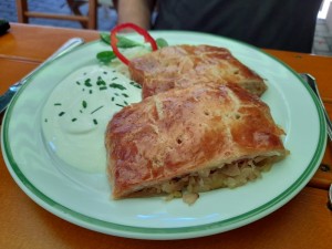 Krautstrudel mit Knoblauchsauce 5,50 - Weinbau Karner Mathias - Großau