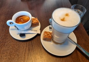 Espresso doppio 4,20 von Illy und Caffé Latte 4,90 - Mann - Bad Vöslau