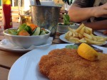 Und alles zam - Putencordonbleu mit Salat und Pommes - Schutzhaus Zu Den Döring's - Wien