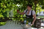 Wirtin beim Sekt empfang ( gerade ein Glas Schilerol ) - Gasthaus Adler - Klaus