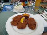 gebackenes Hirschkalbsschnitzel mit Preiselbeeren, dazu Erdäpfel-Mayonnaisesalat - Schwabl Wirt - Wien