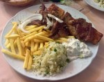 Bauern Teller, wie bei vielen Speisen ist der Teller etwas überladen, aber ... - Rhodos Restaurant - Langenzersdorf