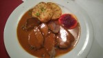 Rindswangerl mit Wurzelrahmsauce, Serviettenknödel und Preiselbeeren