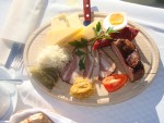 Brettljause mit Bergkäse, Speck, Landjäger, Ei, Gurkerl, Tomate, Chutney, ... - Gasthof Alpenblick - Sulzberg