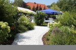 Durch den Garten zum Gastgarten - Steirercafe Wiedner - Lebring