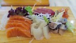 Sashimi klein, gegenüber vom Lachs liegen noch paar Oktopustentakeln, auf ... - Tsutenkaku - Wien