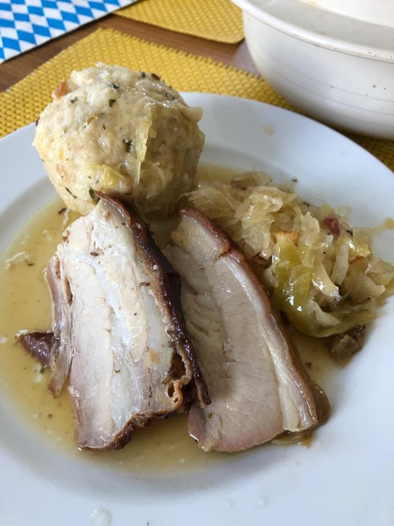 Kümmelbraten mit Sauerkraut und Semmelknödel - Gasthaus Breinreich - Wittau