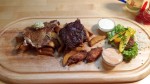 Grillteller mit Grillkotelette, Chicken Wings, Spare Ribs und Potato Wedges, ... - Strasser Bräu - Wien