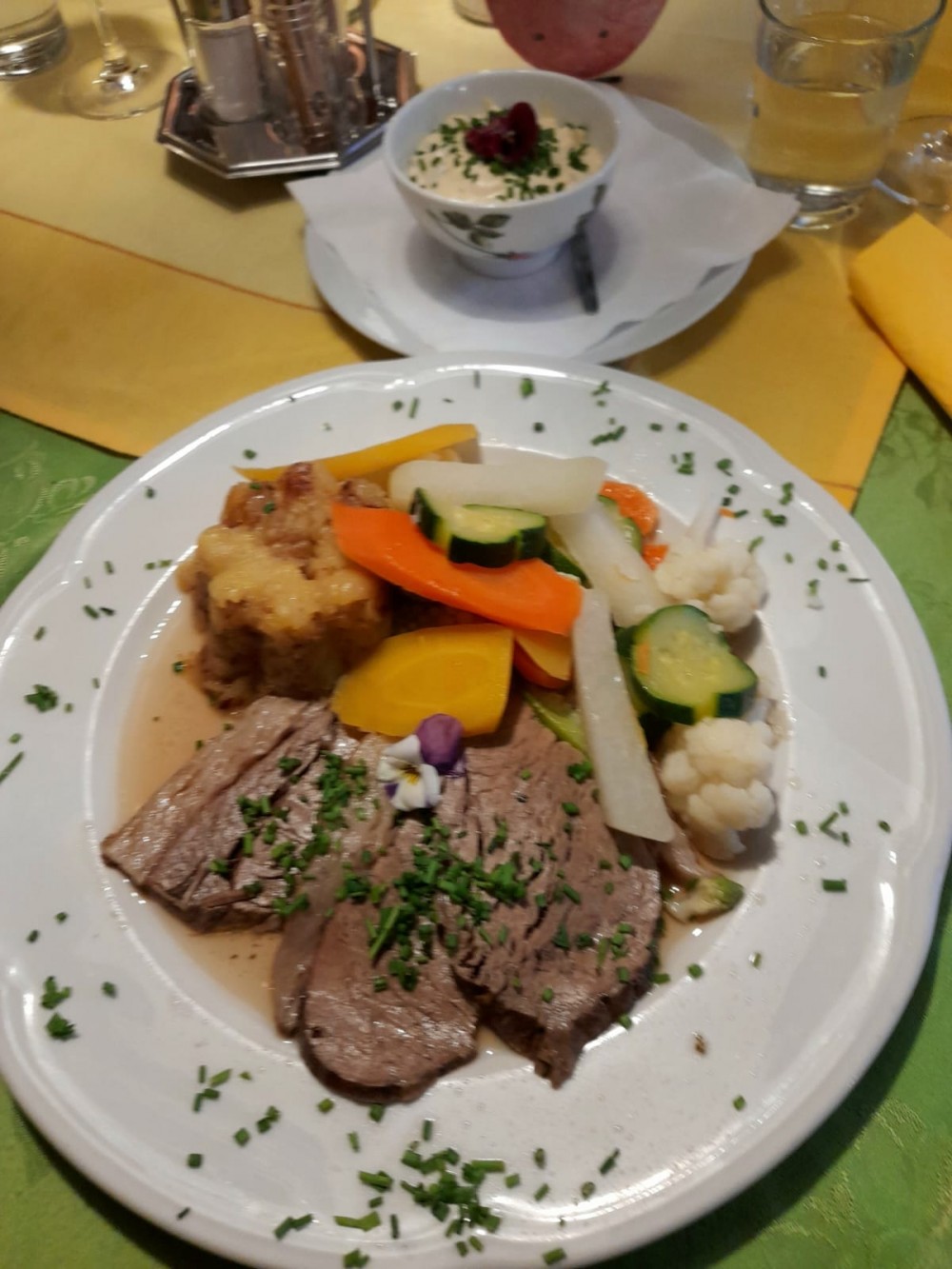 Gekochter Tafelspitz mit Erdäpfelschmarren, Gemüse, Schnittlauchsauce und ... - Gasthaus Schöbinger - Hainfeld