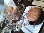 Panorama - Extreme Chili Burger mit Chilisauce und hausgemachten Pommes ... - Panorama Wien - Wien