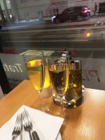 Pizzeria Angolo 22 - Gedeckter Tisch mit Blick auf die Währinger Straße - Pizzeria Trattoria Angolo N 22 - Wien