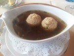 Rindfleischsuppe mit Brätknödel und Gemüsewürfel um 5,80 Euro. - Traube - Bildstein