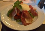 Burrata mit Speck, Paradeisern und Garten-Senfrauke, auch als Rucola bekannt ... - Zum Nussgartl - Wien