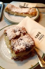 Hauskuchen und Topfenstrudel - Café Hawelka - Wien