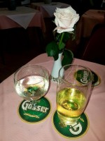 Weisser Spritzer und Most halb herb halb süß und die Rose in der ... - Gasthaus Rois - Mönichkirchen