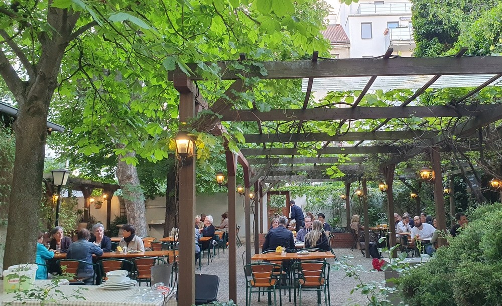 Wolfsberger - Gastgarten im Mai 2024 - Gastwirtschaft Wolfsberger - Wien