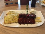 Scharfe Spareribs mit Knoblauchbrot - Frankie's - Klagenfurt