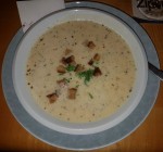 Erdäpfelsuppe mit Schwarzbrotwürfel