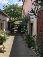 Hofgassl, führt in Richtung Gastgarten - Wirtshaus im Hofgassl - RUST