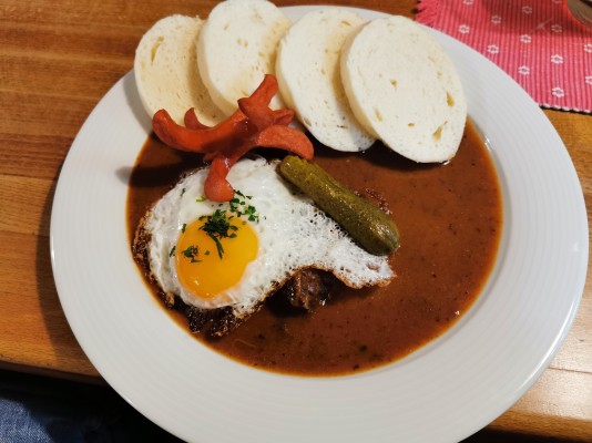 Fiaker Gulasch mit böhmische Knödel 05/2019 - Gasthaus zum ...