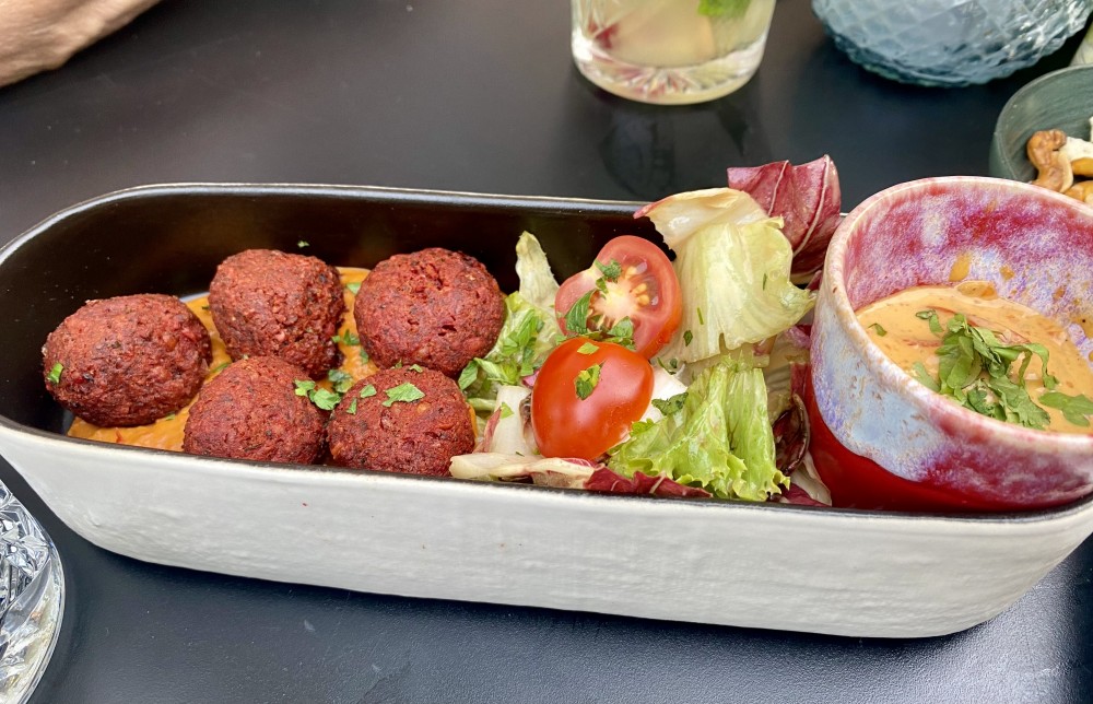 Rote Rübenbällchen mit Chilimajo - Toll gemachter Snack aus der Bar-Karte - Maria und Josef - Wien