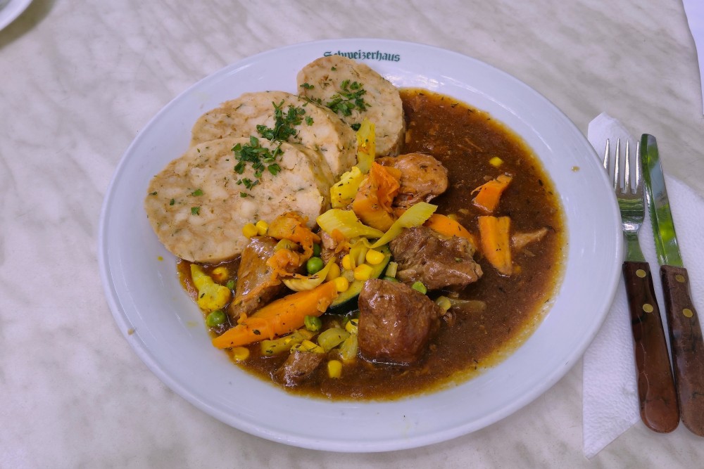 Schweizerhaus - Bierfleisch mit top-frischem Saisongemüse - samt Beilagen ... - Schweizerhaus - Wien