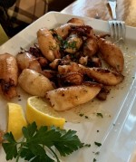 Calamari vom Grill, tadellos, wenn auch mit etwas viel Öl serviert - Giuliano Due - Wien