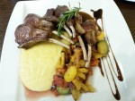 Lammkarree auf gebratenem Zucchini Gemüse, Rosmarin Jus und Rahmpolenta - Castello - Seiersberg