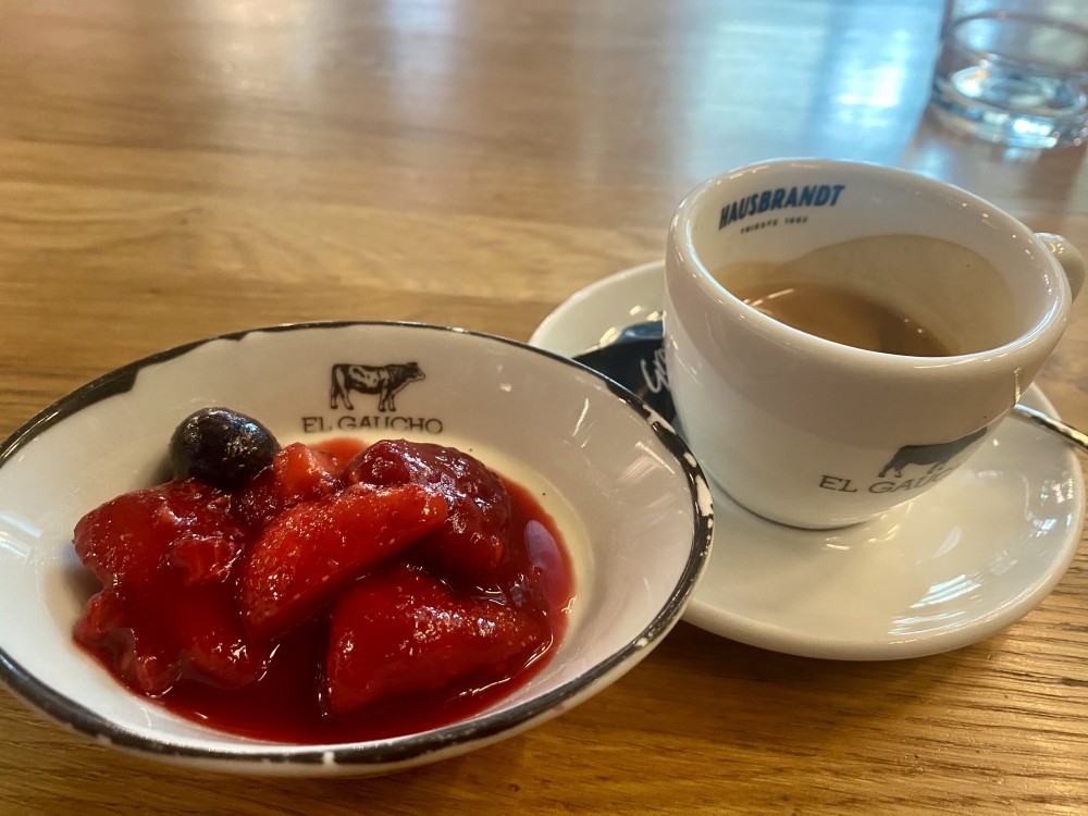 Panna Cotta mit Beeren… zusammen um wohlfeile 13,50€ - El Gaucho - Wien