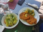 Wiener Schnitzel vom Schwein mit gemischtem Salat und Petersilerdäpfel