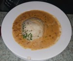 Eierschwammerlsauce mit einem herrlich flaumigen frischen Semmelknödel