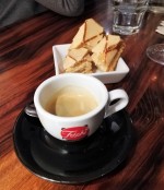 Foschi Caffe mit Blätterteigirgendwas - Agrodolce - Wien