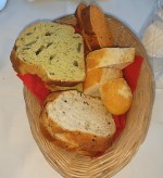 Brotkorb mit selbstgemachten Paprika, Kürbis und Rosmarinbrot - Presshaus - ILLMITZ