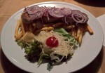 Hirtenspieß, Schweinsmedaillons, Pommes, viel Zwiebel, nur leider mit ... - Heidenkummer - Wien