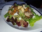 Blattsalate mit Eierschwammerln, Steinpilzen, Schafskäse und Croutons - Stasta - Wien