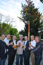 Maibaum aufstellen vom Pendlerclup Burgenland - Stiegl Ambulanz - Wien