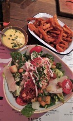 Römersalat, dazu Süßkartoffel Fries - Mama & Der Bulle - Wien