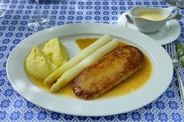 Loibnerhof - Kalbsbutterschnitzerl mit saisonalem Spargel und Püree - wie ... - Loibnerhof - Dürnstein