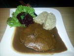 Hirschbraten mit Serviettenknödel und Preiselbeeren - Oase - Wiener Neudorf