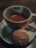 Flatschers - Doppelter Espresso mit einem Macaron (EUR 3,50) - Flatschers - Wien