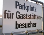 Gasthaus Zur Bast Hinweisschild Gästeparkplatz in der Oriongasse - Gasthaus zur Bast - Wien