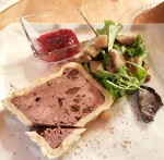 Wildpastete im Teigmantel mit Pilzen und Preiselbeeren - Weinbau & Heuriger Wöhrer - Lindabrunn