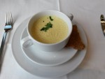 Gelbe Rüben-Schaumsuppe mit Weinbrotchip - Weinkuchl - Ehrenhausen