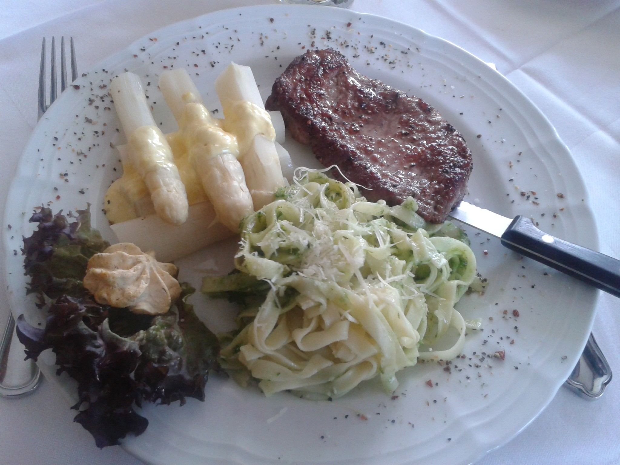 Kleines Rumpsteak mit frischem Spargel, Bandnudeln und Bärlauchpesto - Gasthof zum Goldenen Hirschen - Graz - Andritz